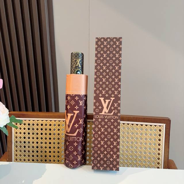 Louis Vuitton 路易威登 新款 三折自动折叠晴雨伞 新涂层技术深色伞面 拥有令人惊喜的遮光效果！