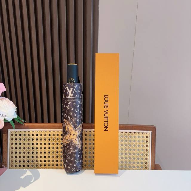 Louis Vuitton 路易威登 新款 三折自动折叠晴雨伞 新涂层技术深色伞面 拥有令人惊喜的遮光效果！