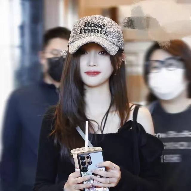 跑量 潮牌～新款早秋穿搭必入的新款每一个颜色都很百搭～最爱最爱的帽型 不挑人 冲！