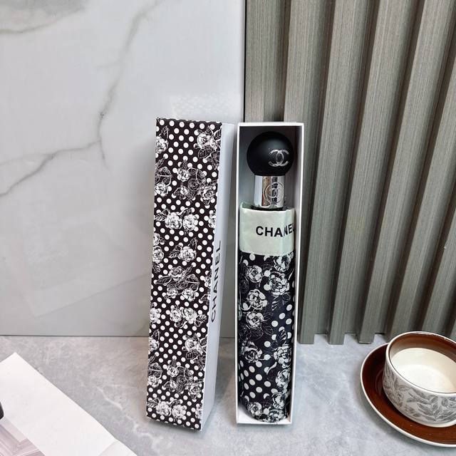 Chanel 香奈儿 夏季新款 全自动折叠晴雨伞 黑色涂层防晒有效阻隔紫外线99%，Upf 50 所以能起到伞下体感降温的效果！有效隔热，高效防晒一把搞定，超轻