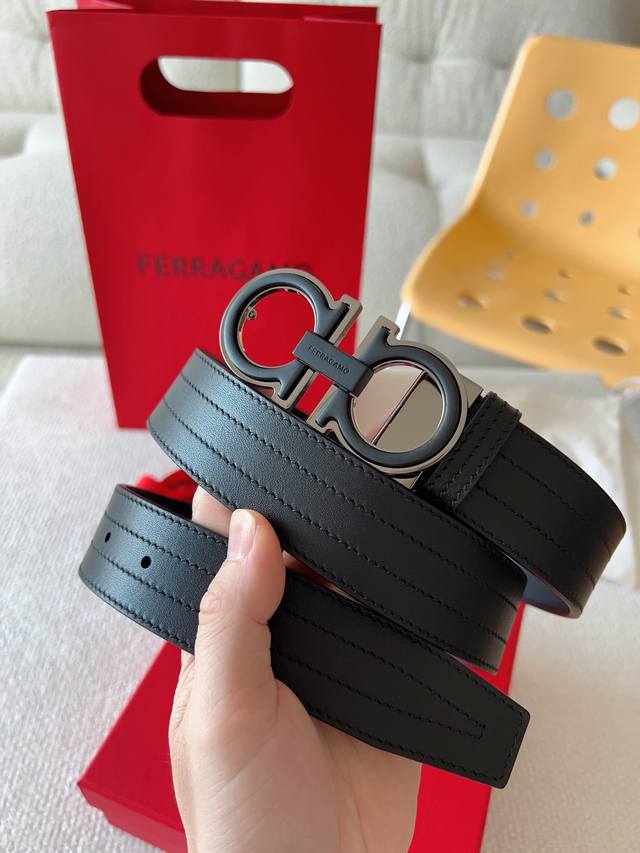 新款 菲拉格慕 Ferragamo皮带搭配Gancio扣饰，醒目出众。该扣饰采用双层结构设计，为经典扣饰设计增添一丝前卫的现代气息。皮带双色牛皮增添独到细节，塑
