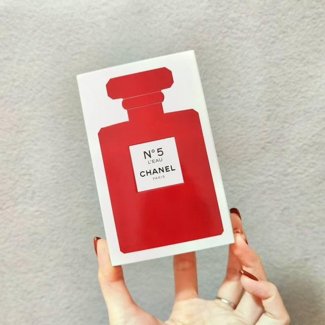 专柜品质小香红色N5香水 Ml专柜品质现货：淡香 。香奶奶圣诞节限量版香水 Ml，全球限量2500瓶！与众不同，才能脱颖而出。红瓶送佳人，抱得美人归梦露说：我只