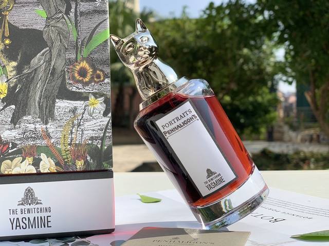 专柜品质迷人雅丝明 猫 香调：东方花香调这时一支魅惑型的乌木香水，开头会用加了香草的香甜花香向你招手，让你无法抗拒她的甜蜜引诱，最终落入她香草乌木的陷阱之中去。