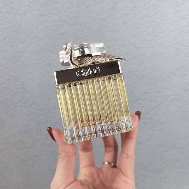 专柜品质Chloe蔻依香水75Ml经典款专柜品质现货：经典肉丝带Chole克洛伊蔻依同名黄丝带经典女香淡香精Ed Ml 黄丝带 香调：柔美花香调前味：玉兰花、粉