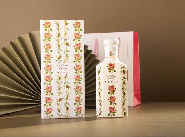 专柜品质Gucci The Alchemist's Garden A Winter Melody香调：木质调气味：柏树 香柠檬 玫瑰属性：中性香调香师：Albe
