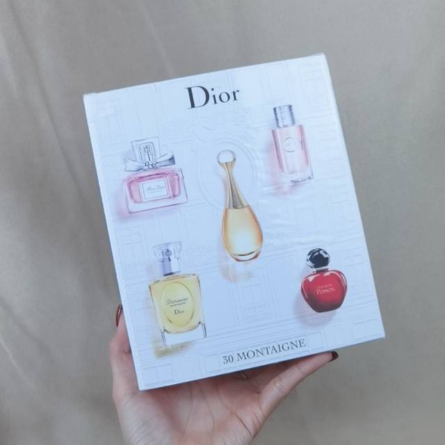 专柜品质迪奥香水小样5Ml五件套城堡版专柜品质7.5Ml×2。5Ml×3。内含：甜心，悦之欢，真我，红毒，韵淡。 甜心，韵淡带喷头