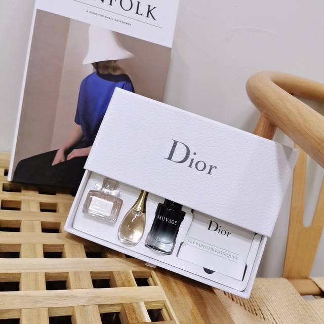 专柜品质20最新款迪奥Q版香水四件套礼盒套装！！京东内部渠道货源，一盒三瓶哈 颜值太高啦