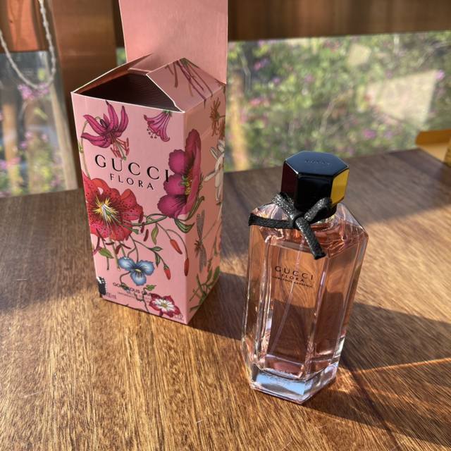 专柜品质小古Flora花之舞绚丽栀子花香水 粉色透明玻璃瓶香调:花香果香调前调:梨红浆果中调:栀子花鸡蛋花后调:广藿香 棕红糖小古绚丽栀子花女土香水以鲜嫩多汁的