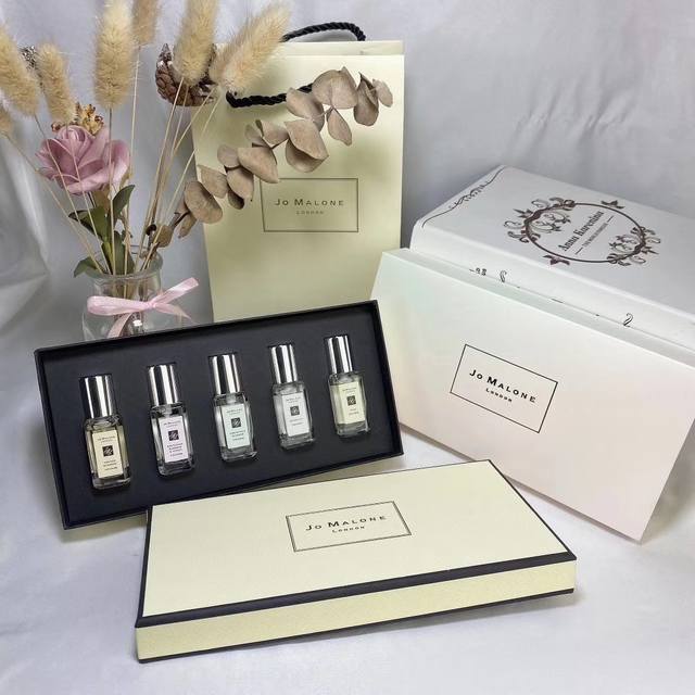 专柜品质祖马龙The Blossoms限量花开香氛精巧礼盒 花季系列五件套香水 5×9Ml 带喷头睡莲香水9Ml、雪柚香水9Ml、桂花香水9Ml、橙花香水9Ml