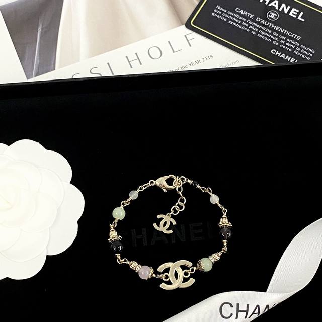 香奈儿手链热销爆上新Chan 25 彩色水晶双Ｃ手链天然彩色水晶Cc Logo 夏日多巴胺配色马卡龙治愈系配色好适合春夏，温柔又有气质，贵气又特别无论是日常搭配