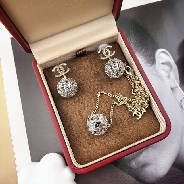 项链 耳环 Z批打版 小香 Chanel 套装优雅大方精工设计 雕刻 非常修饰脸型 青春活力 看惯了一如既往的项链耳钉 一眼就被这款吸引了 非常漂亮的颜色搭配
