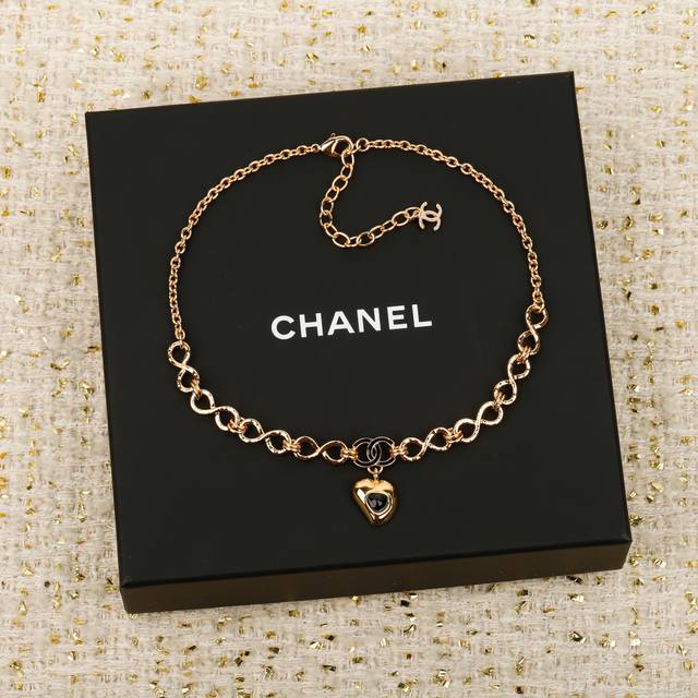 250296 我们出品 Zp16380！最爱的Vintage遇到绝对不能错过 香 黑金爱心项链 长度调节浓郁的黑金配色，复古的气息扑面而来！质感满分 五金细节做