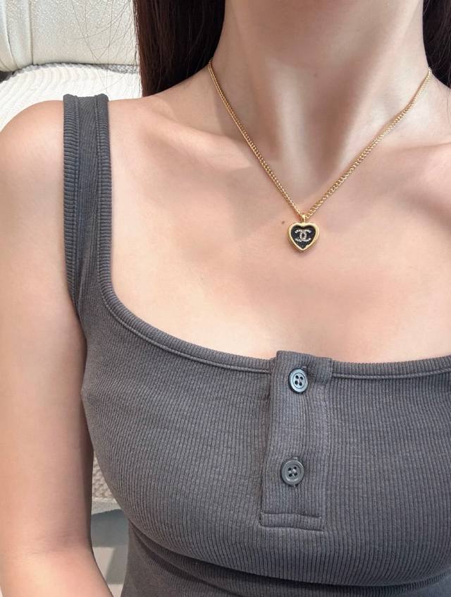 今日新款 编码N1107 0346825香奈儿项链热销款爆上新Chan 25 复古黑金爱心项链满钻双C封在珐琅爱心里面，浓郁的黑金配色复古金属包边更显贵气上身甜