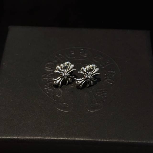 新款 专柜品质 Chrome Hearts 克罗心十字架耳钉 进口电镀工艺 精工 ～正品开模潮流时尚必备 男女均可佩戴 情侣款同款 摇滚朋克泰银风格 复古元素