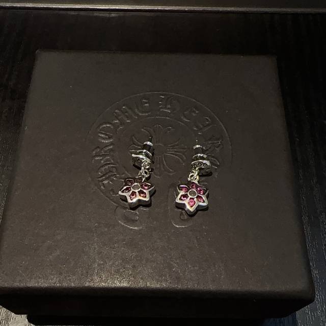 新款 专柜品质 Chrome Hearts 克罗心粉钻耳钉 进口电镀工艺 精工 ～正品开模潮流时尚必备 摇滚朋克泰银风格 复古元素 潮流百搭 官网同款