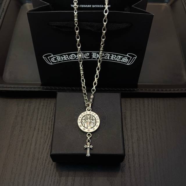 新款 专柜品质 Chrome Hearts克罗心经典复古花球项链，圣母宝剑十字架吊坠 凹凸造型不同的花纹设计风格 呈现出与众不同 十字架 童军花是克罗心的志 所