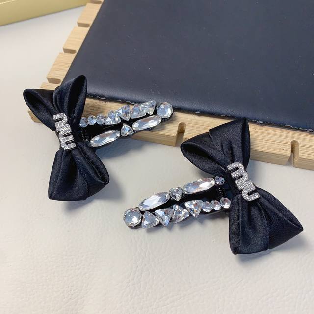 Miumiu缪缪Miumiu压夹蝴蝶结Logo压夹边夹日常精致小单品 气质百搭小仙女必入单品 宝藏款 闭眼入推荐款 一对