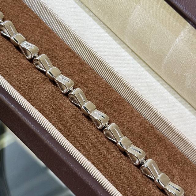 A6490 火爆小香风 小清新 蝴蝶结 光面 手链 普拉达新款 高端定制 S925纯银材质 妥妥的明星名媛必备单品搭配各色礼裙连衣裙正装 电镀厚金 铂金色 纯银