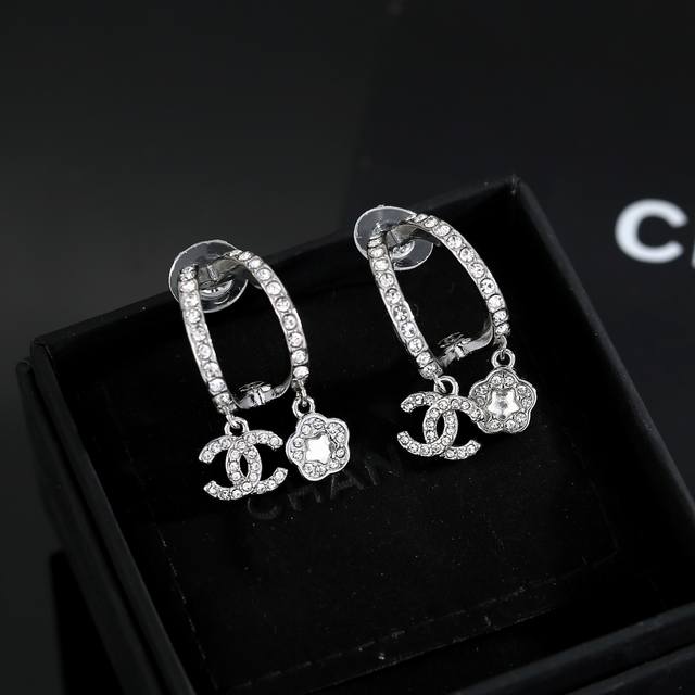 Chanel 香奈儿经典双C花朵花瓶耳钉 这款随意搭配都是非常好看百搭时尚单品 日常款 很修饰脸型 很上档次的 很优雅气质 耳环