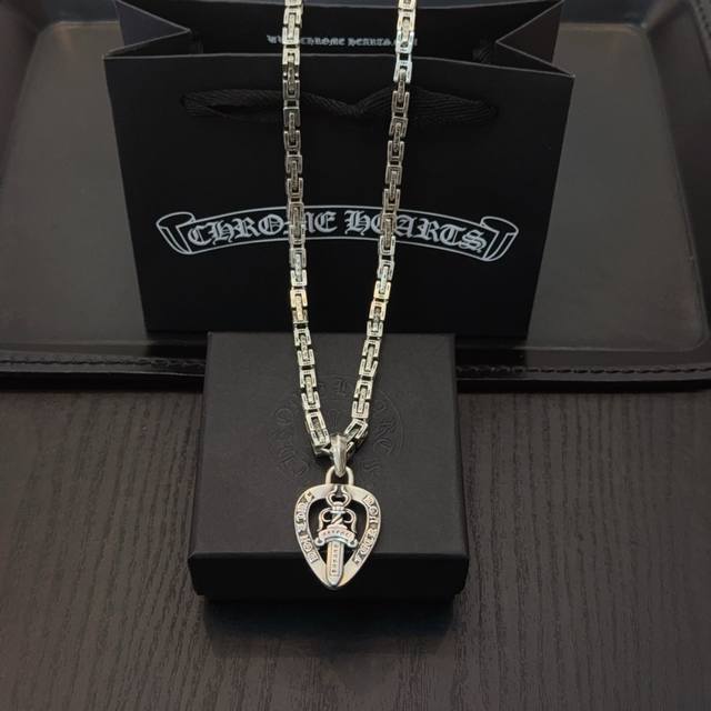 新款 专柜品质 Chrome Hearts克罗心经典复古粗扣十字军项链，心型宝剑吊坠 凹凸造型不同的花纹设计风格 呈现出与众不同 十字架 童军花是克罗心的志 所