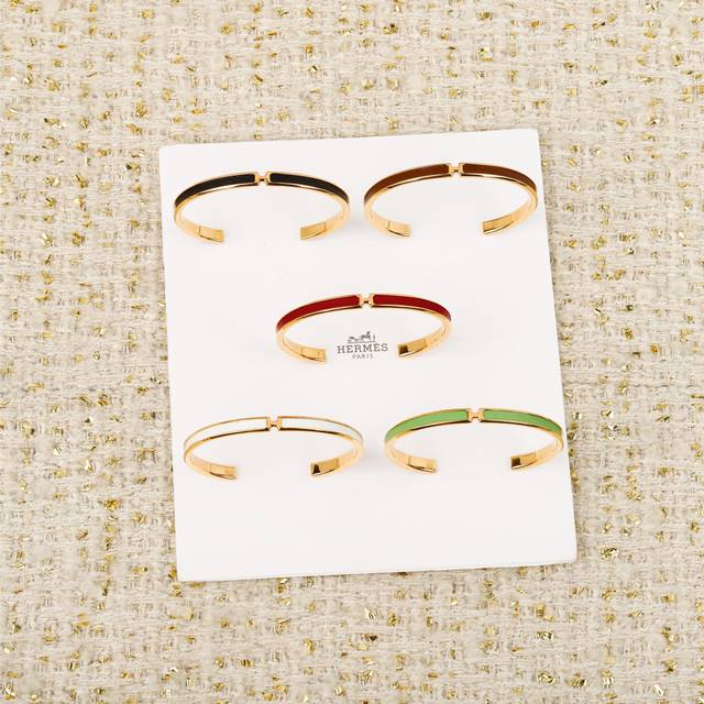 我们出品 Zp6960，量大咨询客Fu Omaillon H开口手镯 O’Maillon系列的灵感源自经典“Chaine D‘Ancre”设计与相同皮革图案。