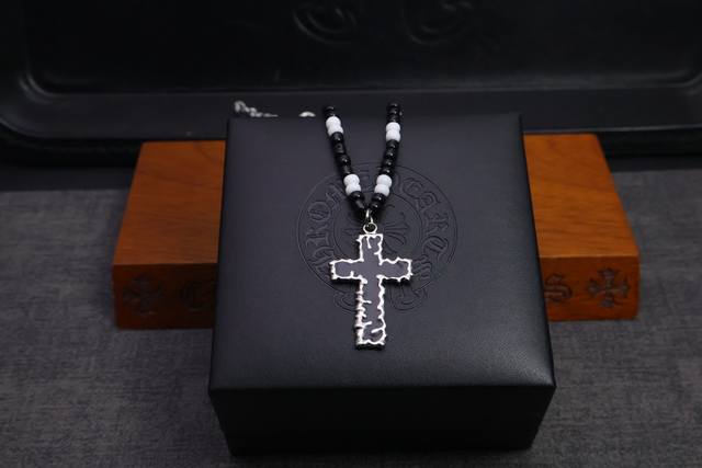 新品上架］ 克罗心项链，造型不同的花纹设计风格 呈现出与众不同 十字架 童军花是克罗心的志 所以更经久不衰 正品打版Chrome Hearts克罗心区别市场普通