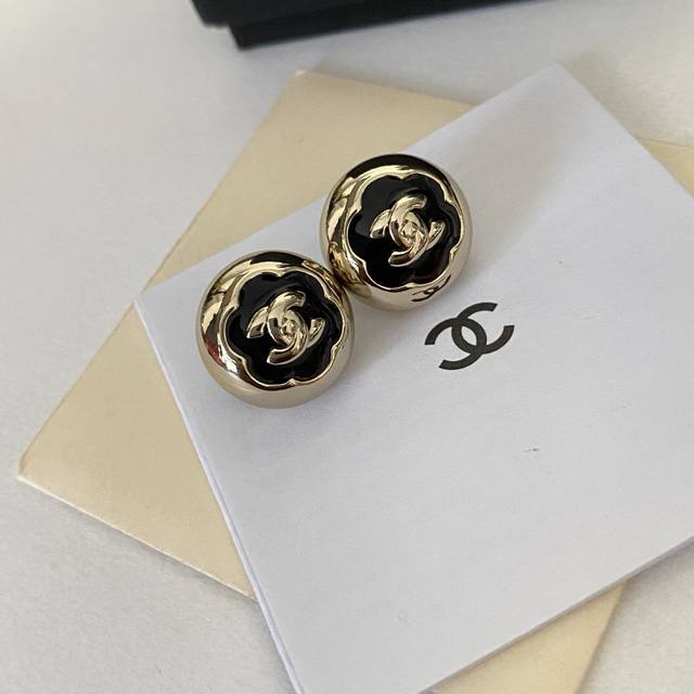 Chane 香黑茶花球字母耳钉 Z 8000，25A高级手工坊系列非常重工！先到先得哇哇，太美了，这一季必入单品！仙女级别！经典的双C Logo搭配字母设计，背