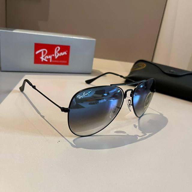 可折叠哈墨镜 雷朋 Rayban 经典飞行镜系列 作为美国空军的标志之一，深受各大明星追捧始终引领世界潮流风向标，永不落时的风格、永无止境的灵感，一直在创新，从