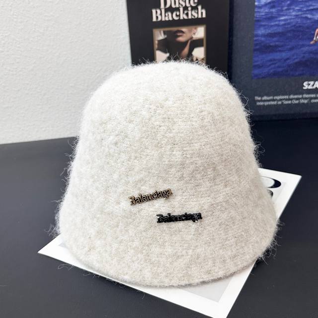 跑量 巴黎～羊毛桶帽 全羊毛的水桶帽 ♀秋冬穿大衣的季节 一定要搭一顶尽显高级有气质的水桶帽 面料轻薄防风又保暖 韩系穿搭必入~ 修饰脸型显脸小 素颜都是可以轻