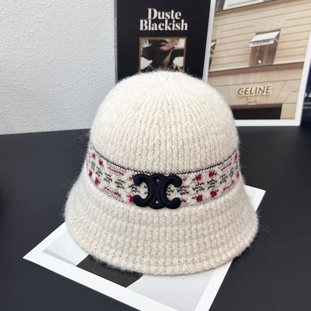 跑量 Celin羊毛桶帽 全羊毛的水桶帽 ♀秋冬穿大衣的季节 一定要搭一顶尽显高级有气质的水桶帽 面料轻薄防风又保暖 韩系穿搭必入~ 修饰脸型显脸小 素颜都是可