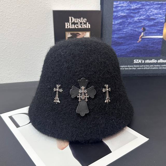 跑量 克罗心羊毛桶帽 全羊毛的水桶帽 ♀秋冬穿大衣的季节 一定要搭一顶尽显高级有气质的水桶帽 面料轻薄防风又保暖 韩系穿搭必入~ 修饰脸型显脸小 素颜都是可以轻