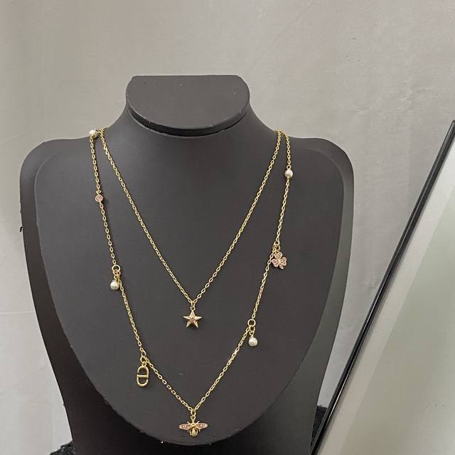 Dior项链热销款火爆上新 双层流苏项链真的敲美腻～ 黄铜材质，做工精致 浅金色在阳光下淡淡的细闪，煞是好看