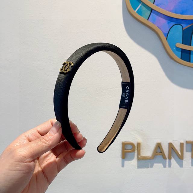 配包装 Chanel 香奈儿 最新款小香缎面发箍，新品巨显脸小头箍，网红爆款推荐 搭配高端双ＣLogo ，超精致时尚百搭！