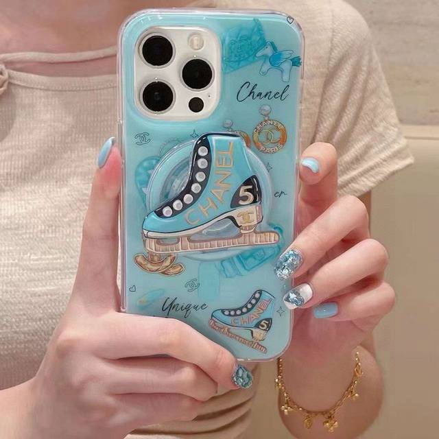 香奈儿磁吸壳 搭配滴胶支架手机壳 磁吸支架方便拆卸 型号：为了不出现报错型号，请打开本机查看手机设置显示的型号 Iphone16Pro。 6.3 Iphone1