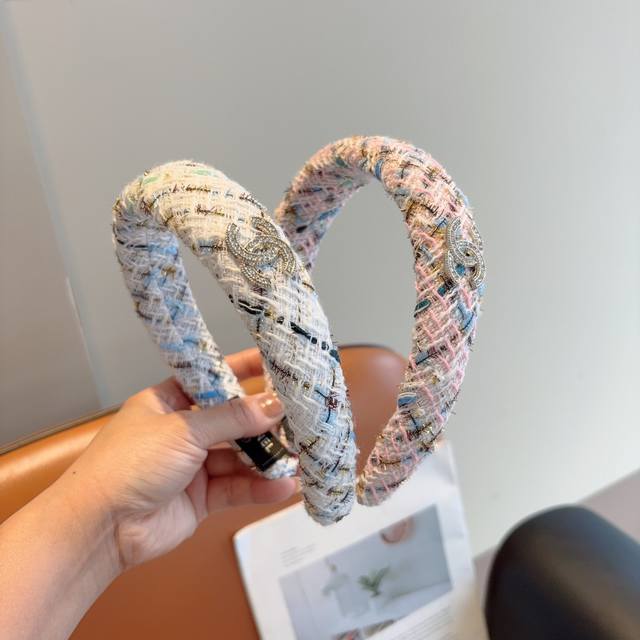 配包装 Chanel 香奈儿 高端新款小香风发箍，复古头箍，网红爆款推荐 搭配高端材质，超精致，时尚百搭。