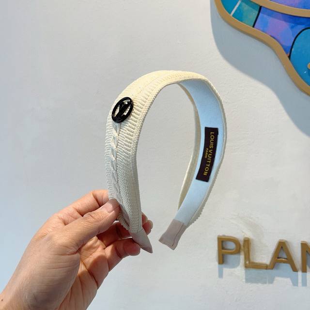 配包装 Lv 路易威登 秋冬新款针织毛线发箍，时尚可爱宽边头箍，专柜最新款来袭时尚百搭，女神必入 ！