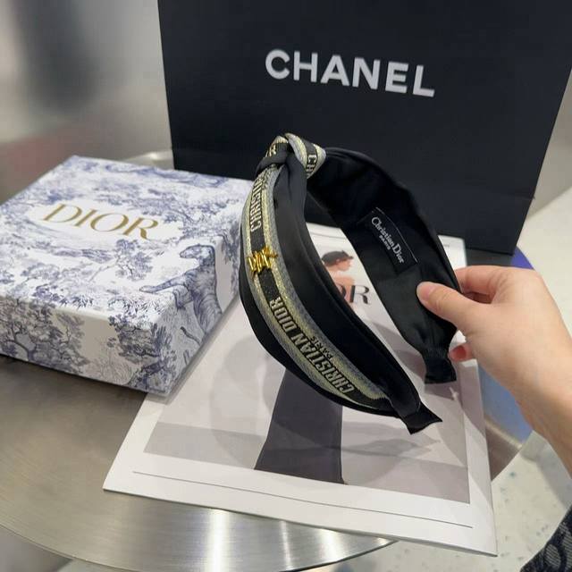 配包装盒 Dior 迪奥 新款D家字母发箍，时尚又百搭！简单实用 小姐姐必备