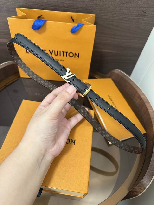 Lv Darling Ard 15 毫米腰带 Lv Darling 腰带采用光滑皮革和 Monogram 帆布衬里，以榄尖形端头彰显柔美格调。针式搭扣流露别致气