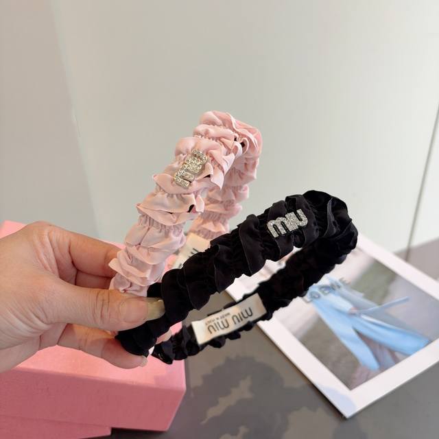 配包装 Miumiu 缪缪 新款褶皱发箍，金属字母Logo头箍！特制面料简约洋气显质感、经典百搭少女风发饰