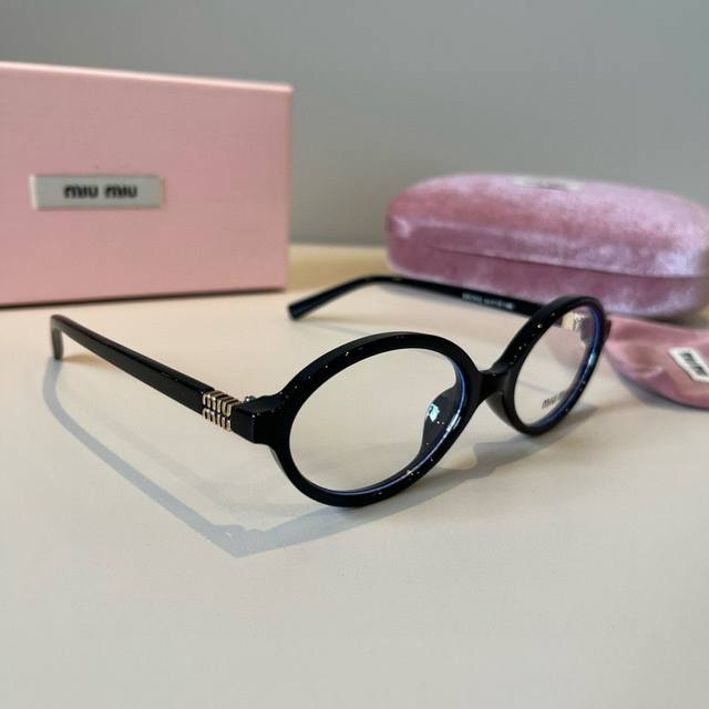 造型利器 Miumiu新款复古小椭圆框墨镜复古小椭圆框。时髦有型 造型利器 镜框和镜腿的设计线条感很强侧面镂空字母Logo增添了精致感