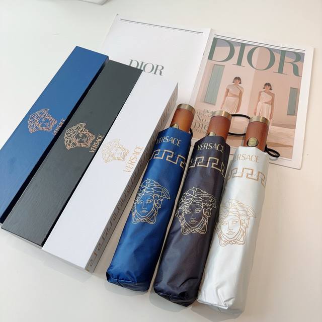 范思哲 Versace 新款 三折自动折叠晴雨伞 年度最新火爆单品 原单代工级品质 第一代210T碰击布防嗮拒水技术 阻隔99%直射伞面的紫外线 杜绝夏季晒伤