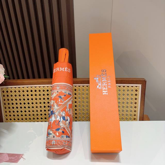 爱马仕 HermèS 新款 极品H家三折自动伞重磅呈现 以其精湛的工艺技术和源源不断的想像力 新涂层技术伞布 带来令人惊喜的遮光效果 让防晒及隔热性能更优保障