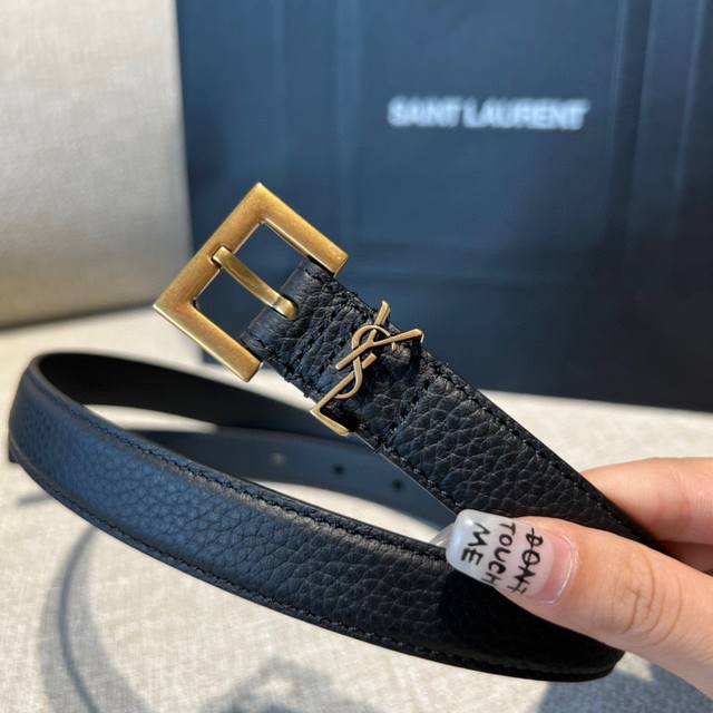 新款圣～罗兰 Y～Sl 这款女款腰带复古精工金属扣将复古风鳄鱼纹与现代时尚相融合，呈现的恰到好处，时尚标配青睐有加，每针每一线都非常精致，双面顶级牛皮材质，搭配