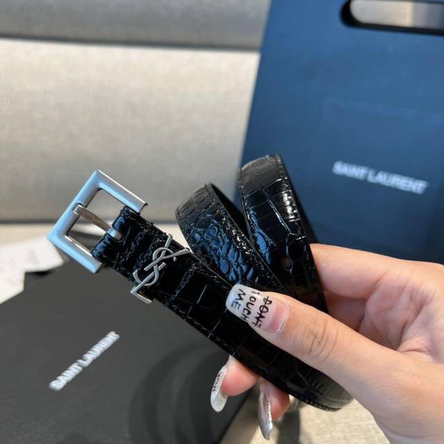 新款圣～罗兰 Y～Sl 这款女款腰带复古精工金属扣将复古风鳄鱼纹与现代时尚相融合，呈现的恰到好处，时尚标配青睐有加，每针每一线都非常精致，双面顶级牛皮材质，搭配