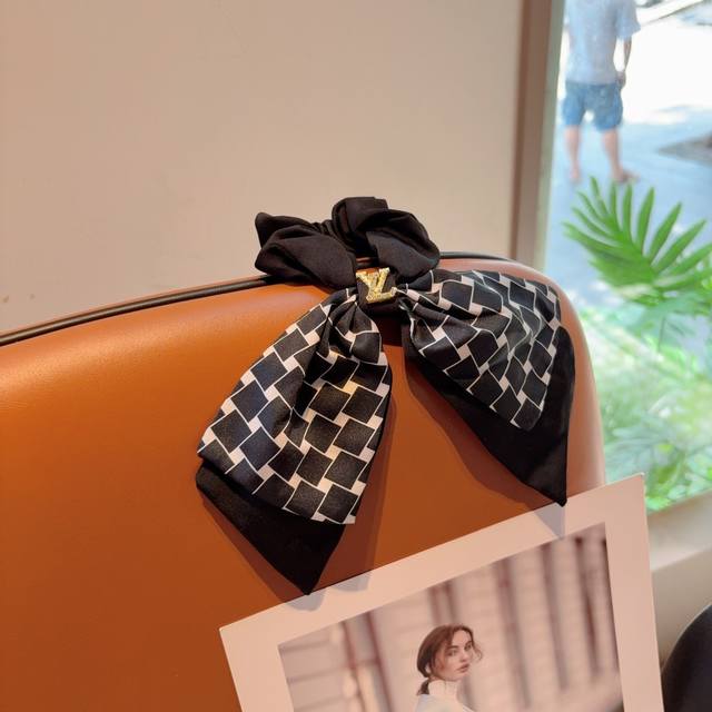 配包装 Lv 路易威登 字母飘带马尾发圈 蝴蝶结肠圈，高档韩版皮筋，经典花型设计， 高端大气，名媛范儿，