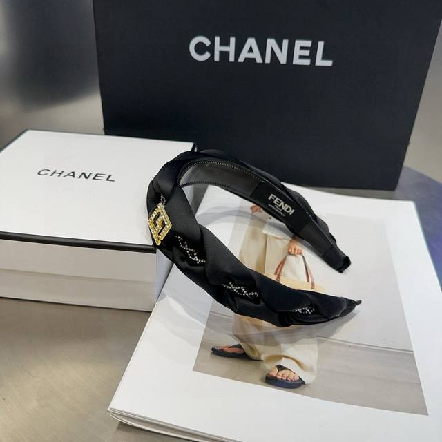 配包装盒 Fendi 芬迪 新款F发箍，简约百搭！小姐姐闭眼入