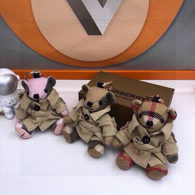 元配图片原版包装 巴宝莉Burberry官网格纹羊绒Thomas泰迪风衣款包饰与钥匙扣。 独家新款上市！全国独家实拍Thomas 泰迪熊吊饰，选用柔软的格纹羊绒