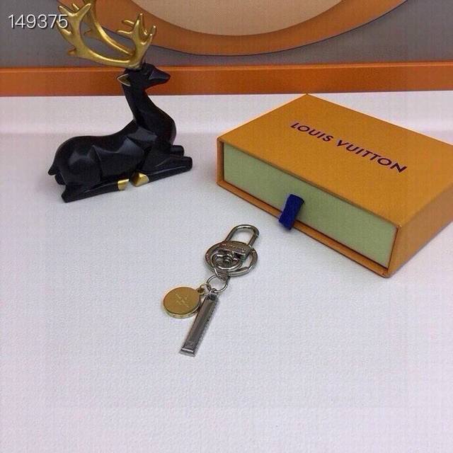 元配图片原版包装 Louis Vuitton官网Monogram包饰与钥匙扣。 金币包饰与钥匙扣将男装艺术总监Virgil Abloh的复古理念浓缩为金币金块形