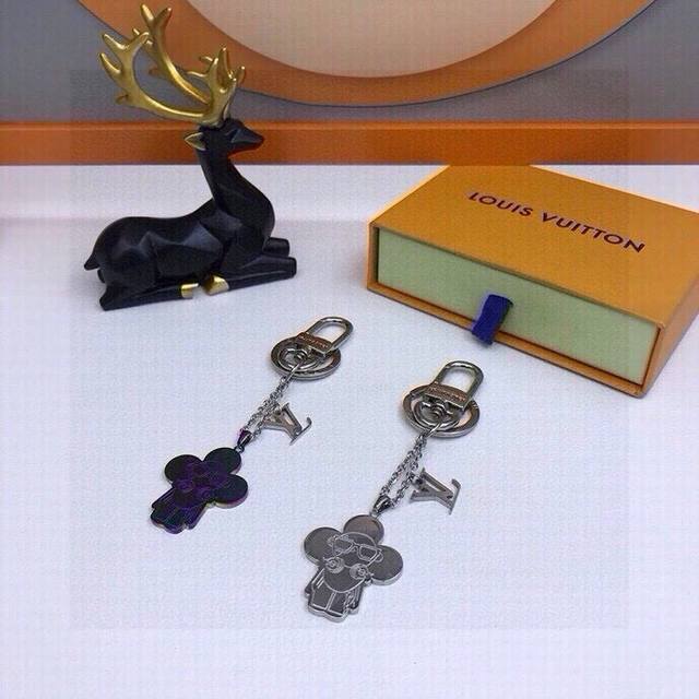 元配图片原版包装 Louis Vuitton官网M69460 Lv Sound Vivienne包饰与钥匙扣。 Lv Sound Vivienne包饰与钥匙扣听