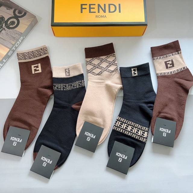配包装 一盒5双 Fendi 芬迪经典中长款袜子高版本纯棉材质柔软，秒杀市场普通货，经典的双F图案Logo，专柜同步袜子大牌出街，潮人必备，超好搭